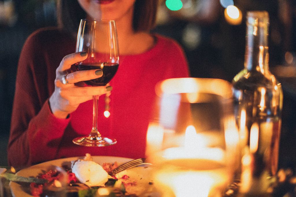terminando de servir uma taça de vinho terminando de servir uma taça de vinho