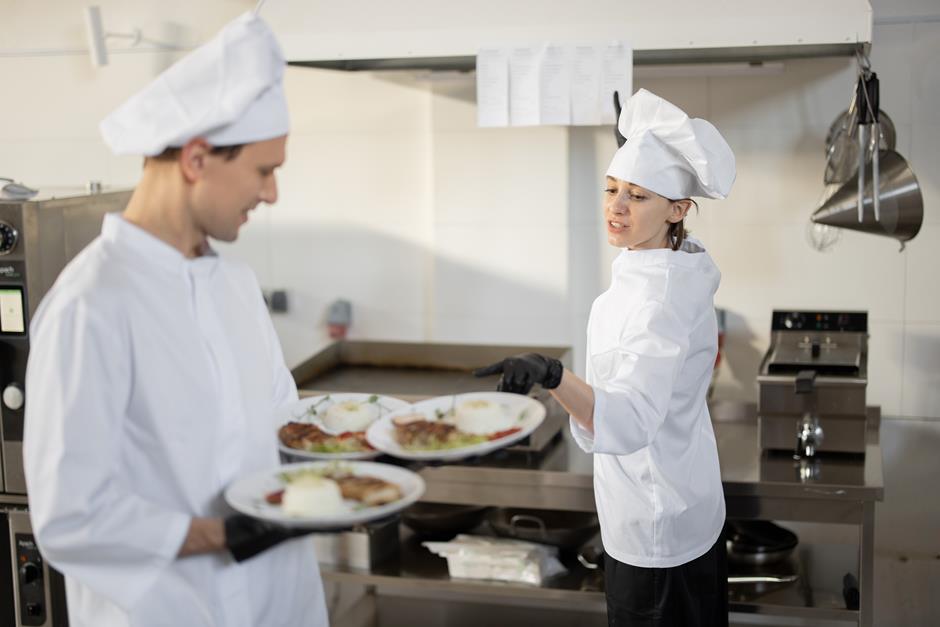 O que faz um auxiliar de cozinha? Saiba suas funções!