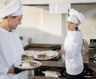 O que faz um auxiliar de cozinha? Saiba suas funções!