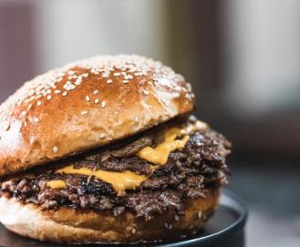 O que é Smash Burger? Conheça essa tendência