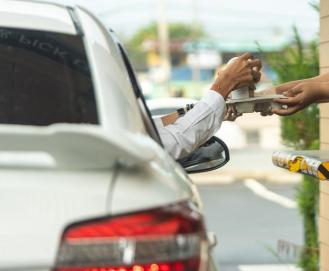 Sistema drive-thru: como funciona e como montar?